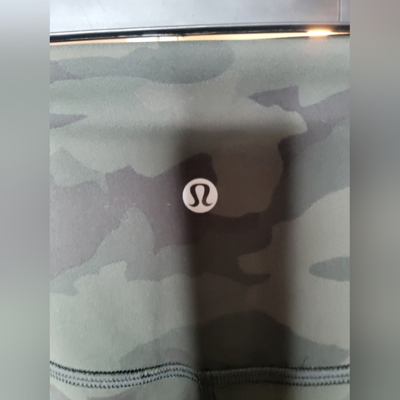 🍋 NWOT Lululemon Green Camo sz 18 "Like New" Aligns cropped 21" inseam - Picture 5 of 7